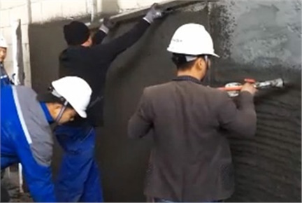 6人組機(jī)械化抹灰（自動(dòng)輸送、自動(dòng)攪拌和噴涂、刮平及收面）