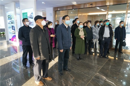 12月14日，張家界市政協(xié)黨組書(shū)記、主席歐陽(yáng)斌一行來(lái)到張家界高新區(qū)萬(wàn)眾實(shí)業(yè)集團(tuán)有限公司，宣講黨的二十大精神