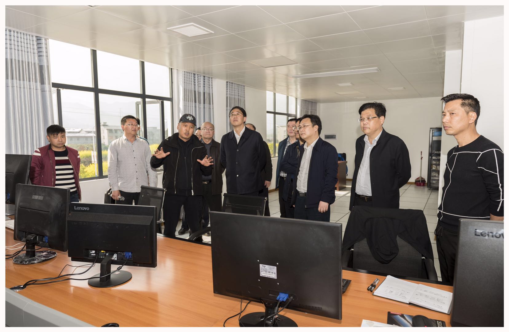 張家界市委、常委常務(wù)副市長(zhǎng)羅智斌一行來(lái)我公司調(diào)研指導(dǎo)工作